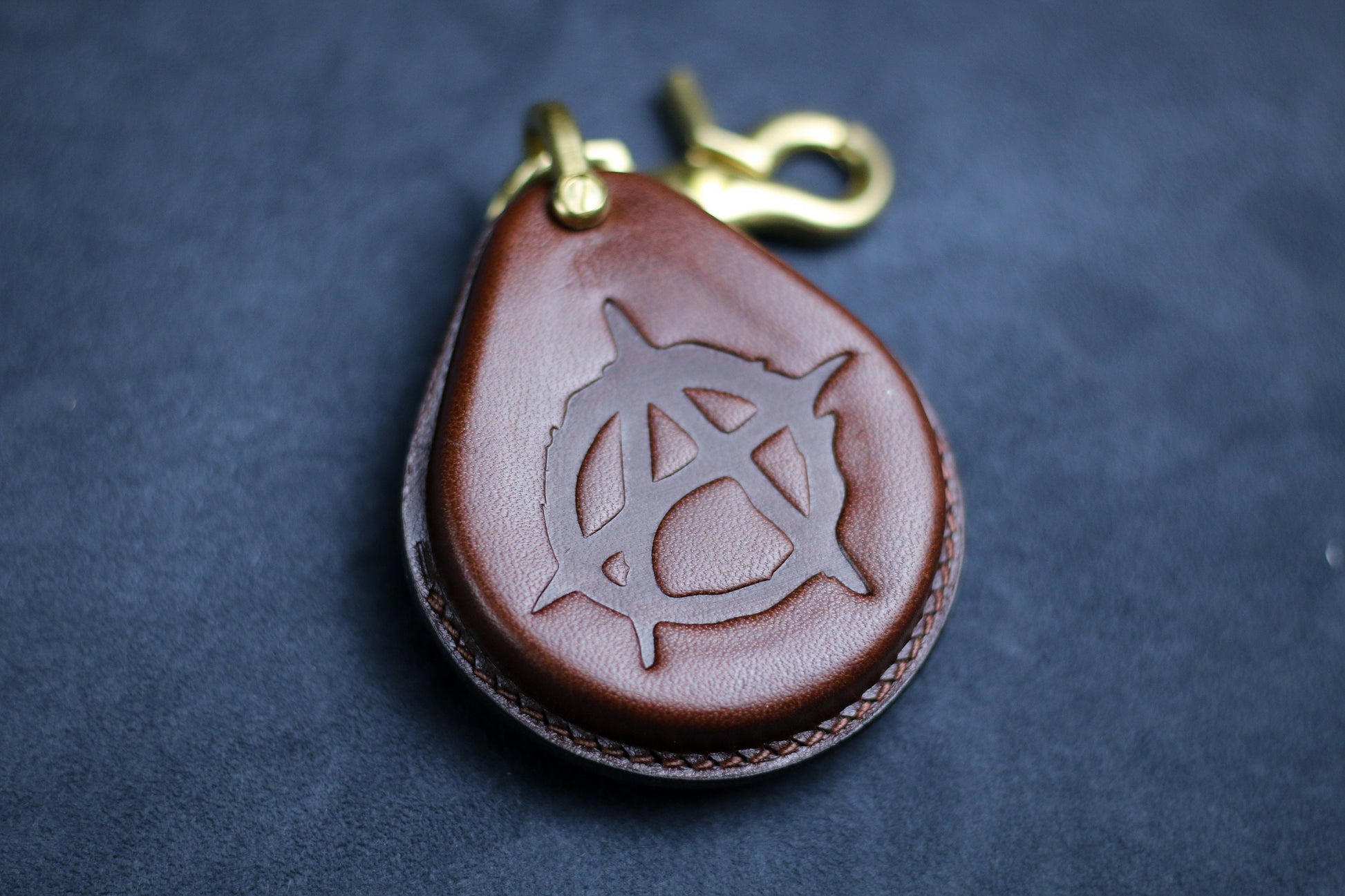 Leather Key Cover for Harley Key Fob Key Case Keychain Remote Cases for x48 1200 883 Deluxe Street Glide CVO Remote Holder With Skull Emblem